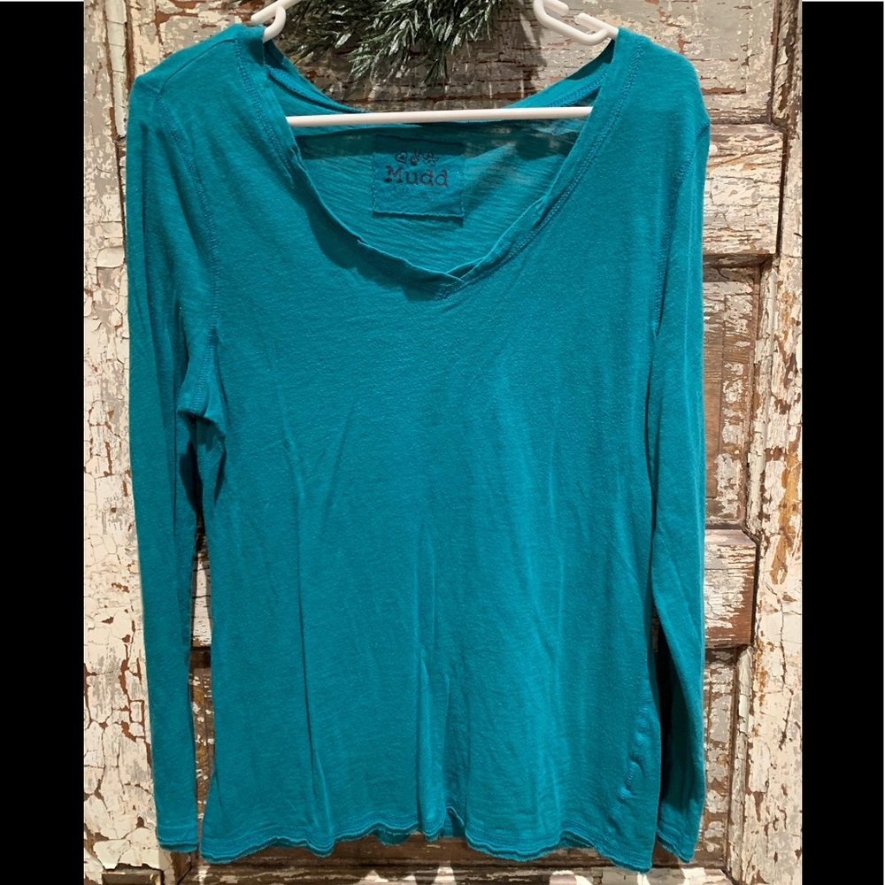 Long sleeve v neck teal tshirt